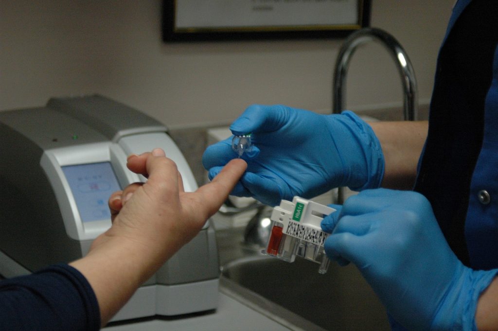 insulina é um hormônio essencial produzido pelo pâncreas, cuja principal função é regular os níveis de glicose no sangue.